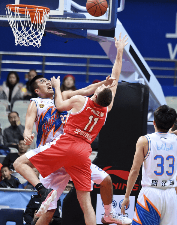 爱游戏ayx官网斯图加特发布备战花絮；冲刺阶段复出首秀；NBA常规赛任务艰巨；身体对抗强度拉满(斯图加特近期历史比赛)