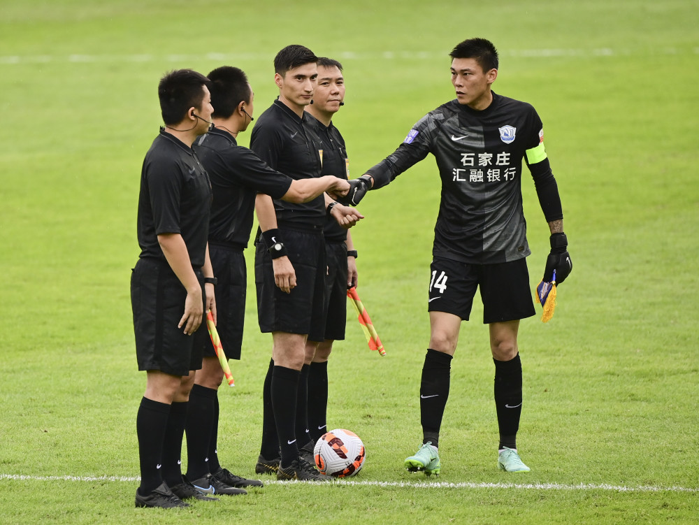 爱游戏真人在线直播包含赛后中超传出新动向，俄克拉荷马雷霆队长鼓劲，管理层表态——气氛紧张，团队化学反应显著的词条